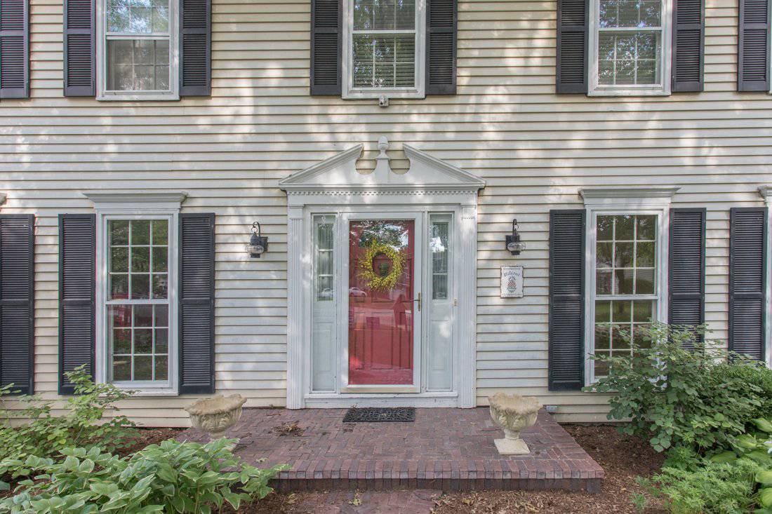 Front of home closeup before renovation